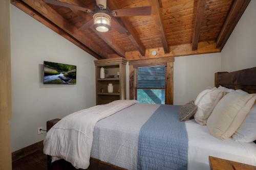 Postel nebo postele na pokoji v ubytování A Stoney River - Luxurious Cherry Log Riverfront Cabin - Hot Tub, Game Room, Multiple Decks, Views of Ellijay River, Goose Islan