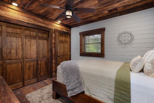 Postel nebo postele na pokoji v ubytování A Stoney River - Luxurious Cherry Log Riverfront Cabin - Hot Tub, Game Room, Multiple Decks, Views of Ellijay River, Goose Islan