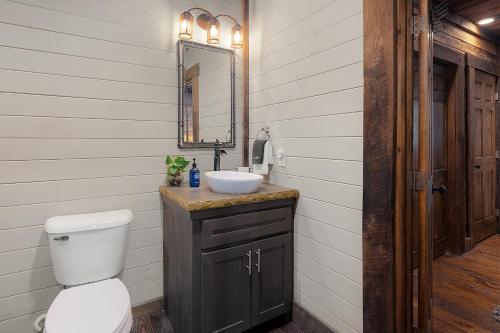 Koupelna v ubytování A Stoney River - Luxurious Cherry Log Riverfront Cabin - Hot Tub, Game Room, Multiple Decks, Views of Ellijay River, Goose Islan