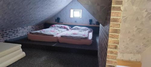 Ένα ή περισσότερα κρεβάτια σε δωμάτιο στο Apartmán Ema