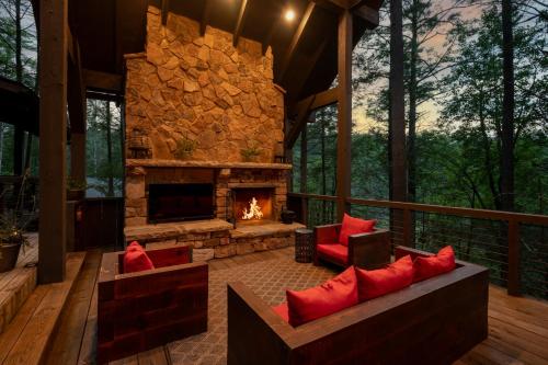 Posezení v ubytování A Stoney River - Luxurious Cherry Log Riverfront Cabin - Hot Tub, Game Room, Multiple Decks, Views of Ellijay River, Goose Islan