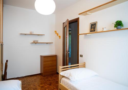 a bedroom with two beds and a mirror at Chill & View BGY 20 min 