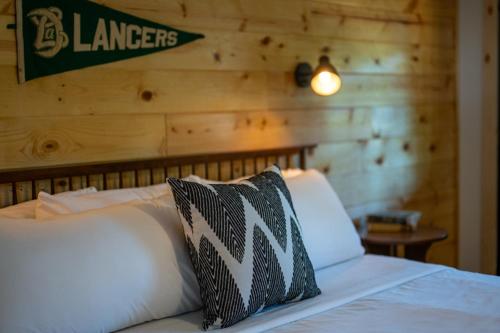 a bedroom with a bed with a wooden wall at The Woodsman Lodge in Eureka Springs