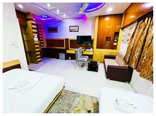 TV a/nebo společenská místnost v ubytování Hotel J-K Residency In Muzaffarpur Full AC OR NON AC ROOM