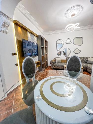 a living room with a table and chairs at Appart-hôtel Costa Azul - Solarium in Oued Laou