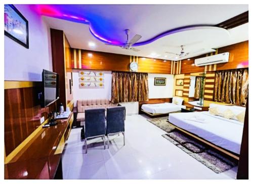 TV a/nebo společenská místnost v ubytování Hotel J-K Residency In Muzaffarpur Full AC OR NON AC ROOM
