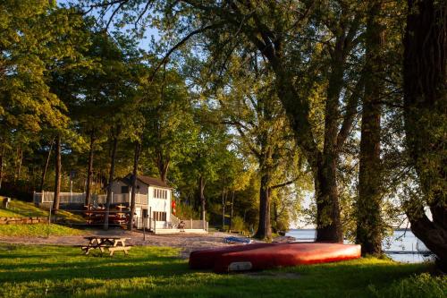 ein rotes Floß, das auf dem Gras in einem Park liegt in der Unterkunft The Sweetgrass - 57 Butternut in Cherry Valley