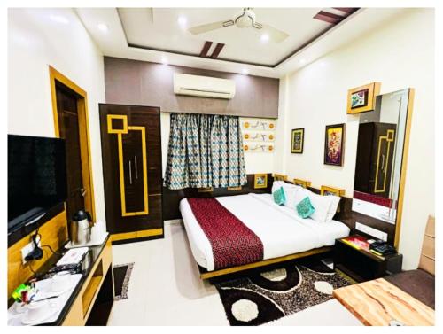 TV a/nebo společenská místnost v ubytování Hotel J-K Residency In Muzaffarpur Full AC OR NON AC ROOM