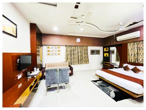 Postel nebo postele na pokoji v ubytování Hotel J-K Residency In Muzaffarpur Full AC OR NON AC ROOM