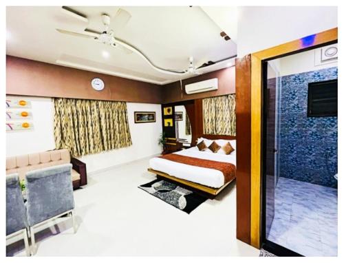 Postel nebo postele na pokoji v ubytování Hotel J-K Residency In Muzaffarpur Full AC OR NON AC ROOM