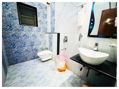 Koupelna v ubytování Hotel J-K Residency In Muzaffarpur Full AC OR NON AC ROOM