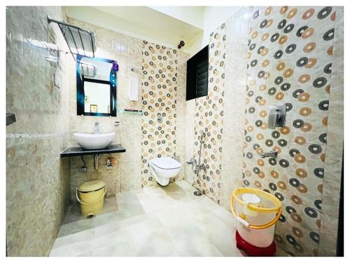 Koupelna v ubytování Hotel J-K Residency In Muzaffarpur Full AC OR NON AC ROOM