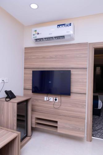 Televisyen dan/atau pusat hiburan di فندق نجمة مارينا Marina Star Hotel