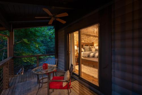 Fotografie z fotogalerie ubytování A Stoney River - Luxurious Cherry Log Riverfront Cabin - Hot Tub, Game Room, Multiple Decks, Views of Ellijay River, Goose Islan v destinaci Cherry Log