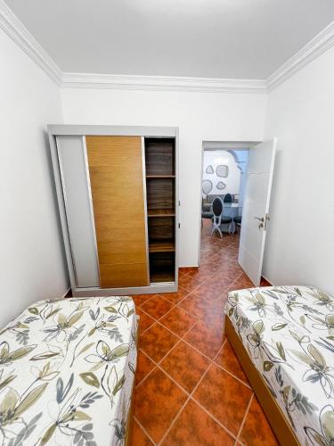 a bedroom with two beds and a tiled floor at Appart-hôtel Costa Azul - Solarium in Oued Laou