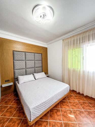 a bedroom with a bed and a window at Appart-hôtel Costa Azul - Solarium in Oued Laou