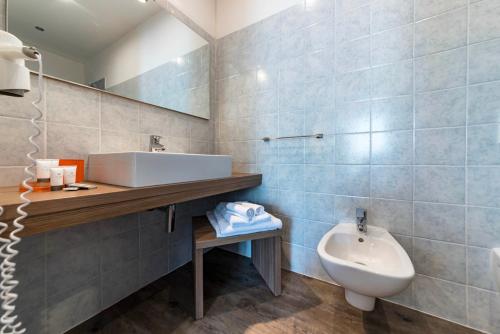 Bilik mandi di Hotel National