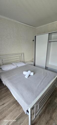a bedroom with a bed with two towels on it at ilios in K'obulet'i