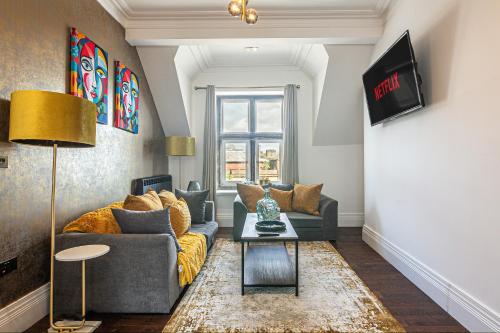 a living room with a couch and a table at Modern 2BR Apartment, S1 City Centre, WIFI, Sleeps 6 in Midland