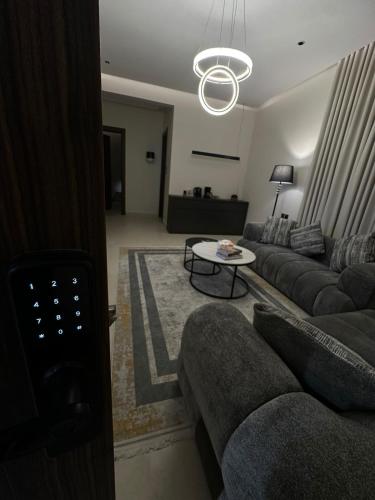 una sala de estar con un sofá y una mesa en شقة بغرفة نوم وصالة أنيقة, en Ar Rayn
