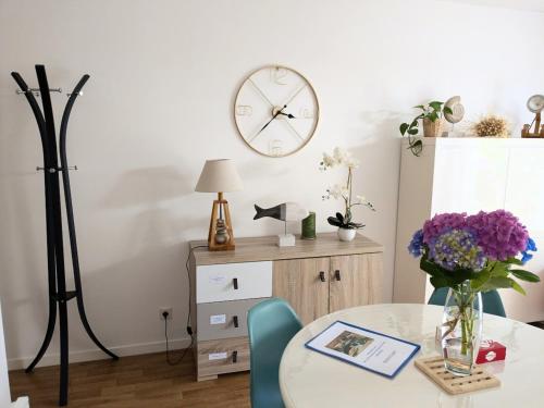 Photo de la galerie de l'établissement T2 en rez-de-jardin proche Vannes - Parking - Calme, à Ploeren