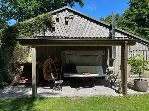 Κήπος έξω από το Ferienwohnung im Reetdachhaus Hallerhus