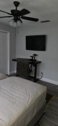 Una televisión o centro de entretenimiento en Merritt Island