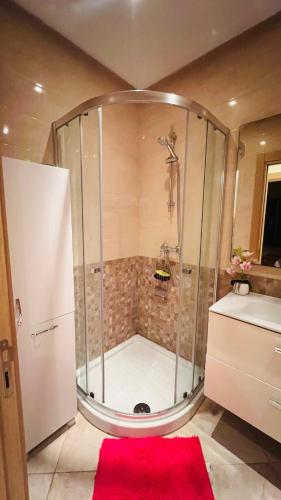 a bathroom with a shower with a red rug at CASABAY KETTANI SIDI Rahal in Sidi Rahal