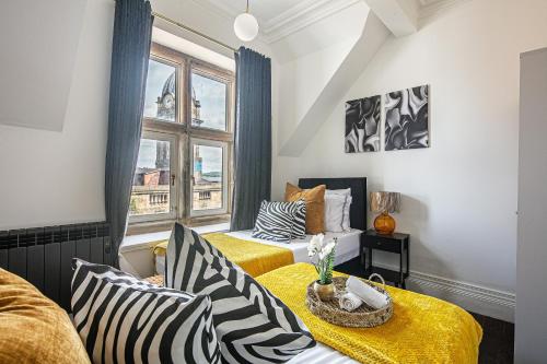 a small room with two beds and a window at Spacious High End 3-Bedroom Apartment Sleeps 6 in Midland