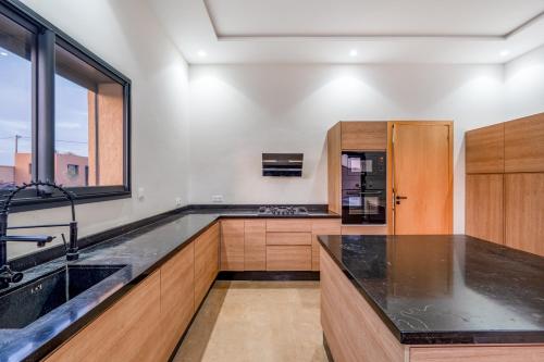 Kuchyň nebo kuchyňský kout v ubytování Le Palais de l Atlas luxury villa Marrakech