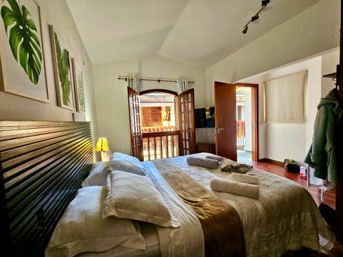 a bedroom with a large bed in a room at Quartos Aconchegantes em Casa Gigante no meio do Brooklin in Sao Paulo