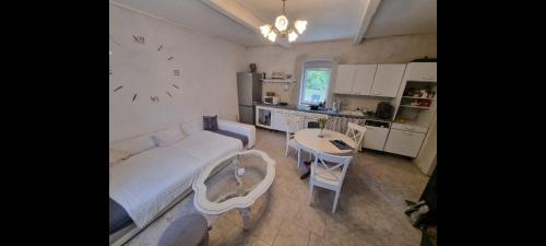 Domek s koupanim ve 200m vzdálenem lomu