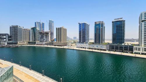 Luxurious Lake View 1BR - Business Bay - Pool - Gym