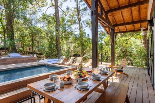 Πισίνα στο ή κοντά στο Villa Les Pins Agalis with swimming pool