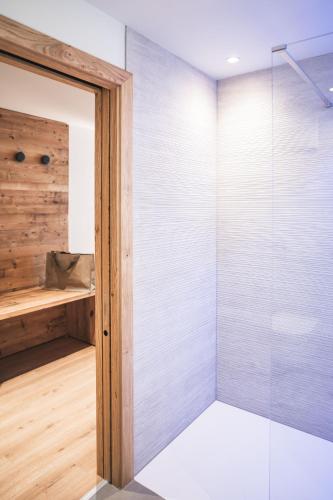 Un baño de Arthotel Gratschwirt