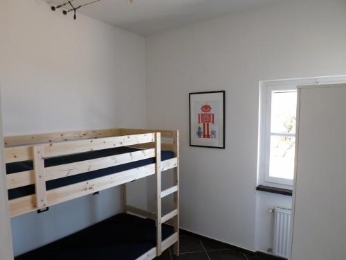- une chambre avec des lits superposés et une fenêtre dans l'établissement La Rimessa, à Bonassola
