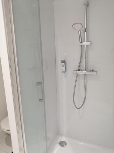 Bilik mandi di Appart-Hôtel Rouillac