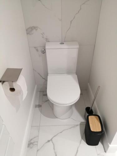 Bilik mandi di Appart-Hôtel Rouillac