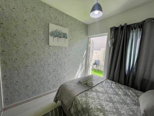 En eller flere senge i et værelse på Beachfront Studio Flat