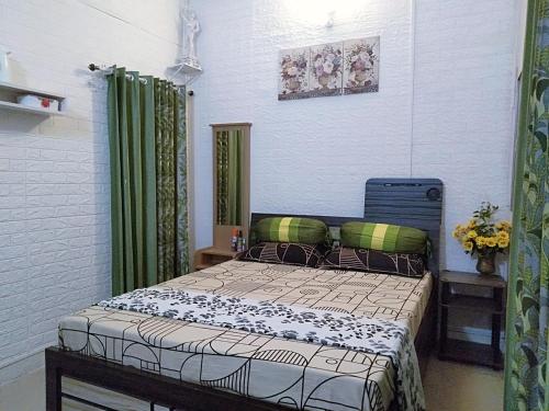 - une chambre avec un lit et un rideau vert dans l'établissement Men-only COZYCORNER, à Lucknow