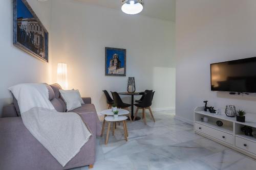 a living room with a couch and a table at Catedral Moderno Centro in Jerez de la Frontera