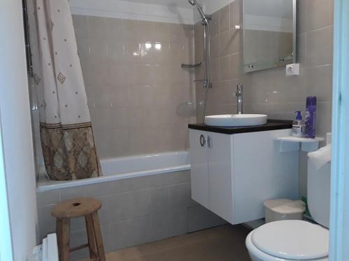 une salle de bain avec un lavabo, des toilettes et une baignoire dans l'établissement Appartement 2 pièces, 4 pers, proche pistes et commerces - FR-1-733-167, à Crest-Voland