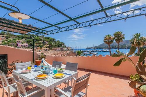 una mesa en un patio con vistas al océano en Il mare in terrazza, en Porto Azzurro