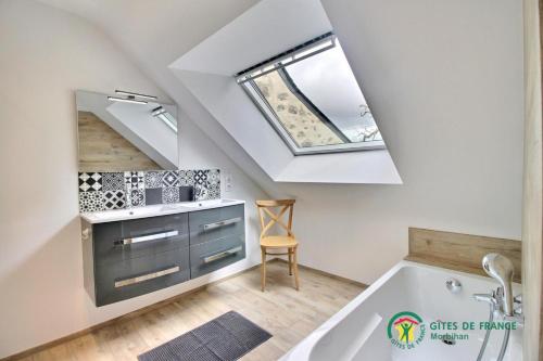 a bathroom with a sink and a bath tub at La grange in Ploeren
