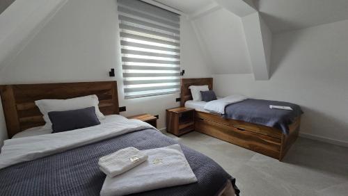 une chambre avec deux lits et une fenêtre dans l'établissement Durmitor Summit, à Žabljak