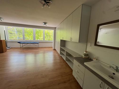 pusty pokój z umywalką i stołem w obiekcie Pokoje Gościnne Standard w Jastrzębiej Górze