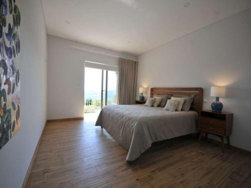 Voodi või voodid majutusasutuse Superb Ponte De Lima Villa 4 Bedrooms Villa Arrincao Sauna toas