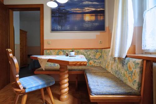 a small table and two chairs in a room at Pension Sonnenheim in Gmünd in Kärnten