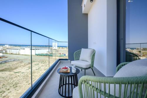 LivadhiaにあるArtemis 205 - Seaside Storiesのビーチの景色を望むバルコニー付きの客室です。