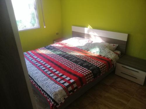 Un pat sau paturi într-o cameră la Humble house